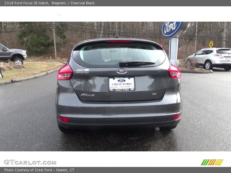 Magnetic / Charcoal Black 2018 Ford Focus SE Hatch