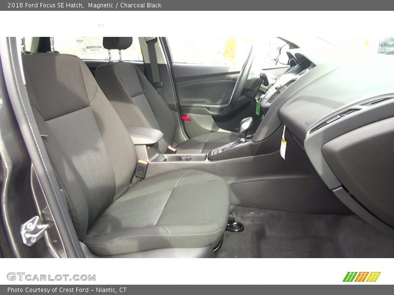 Magnetic / Charcoal Black 2018 Ford Focus SE Hatch