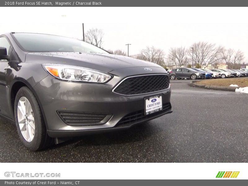 Magnetic / Charcoal Black 2018 Ford Focus SE Hatch