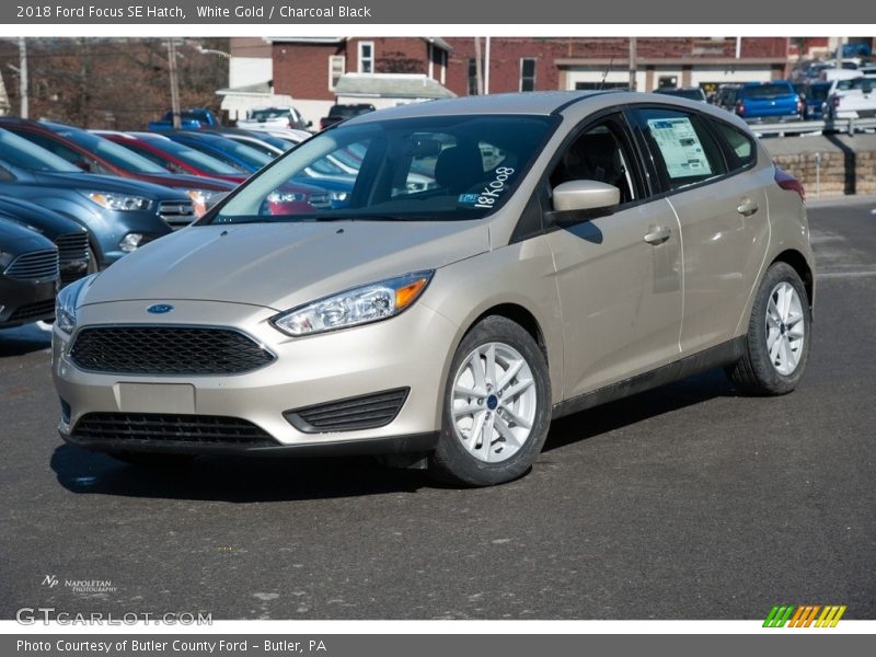White Gold / Charcoal Black 2018 Ford Focus SE Hatch