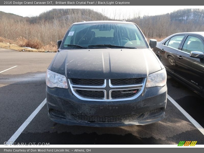 Brilliant Black Crystal Pearl / Black/Light Graystone 2016 Dodge Grand Caravan SXT
