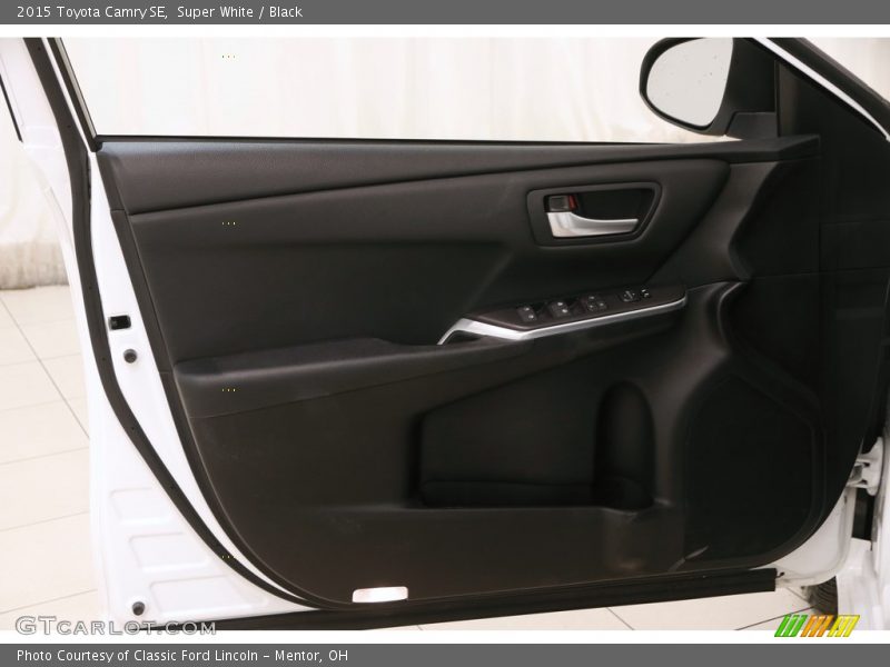 Super White / Black 2015 Toyota Camry SE