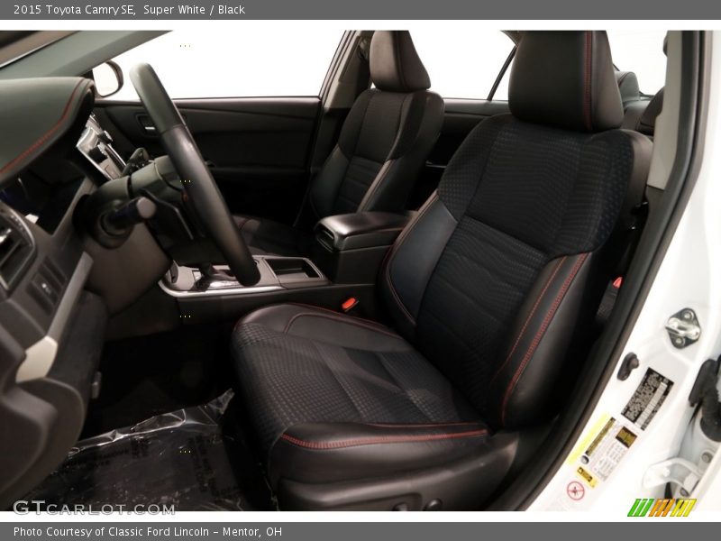 Super White / Black 2015 Toyota Camry SE