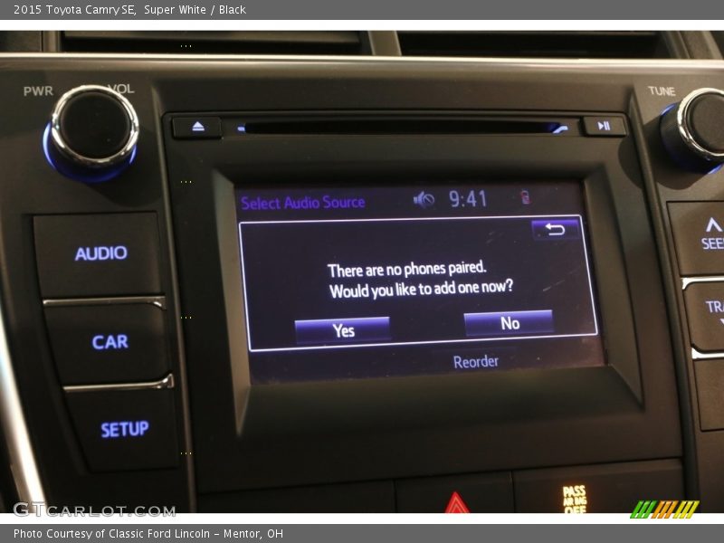 Super White / Black 2015 Toyota Camry SE