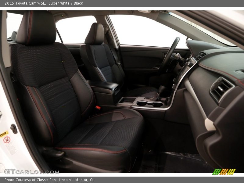 Super White / Black 2015 Toyota Camry SE