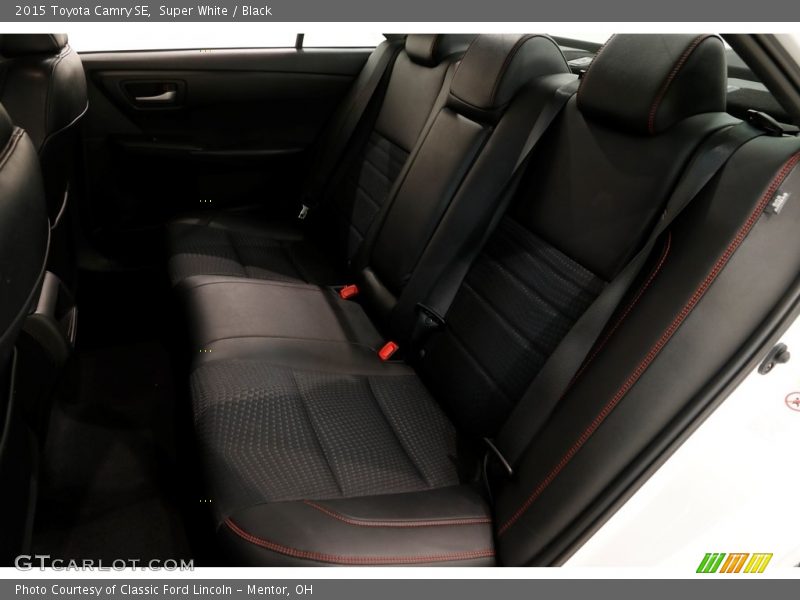Super White / Black 2015 Toyota Camry SE