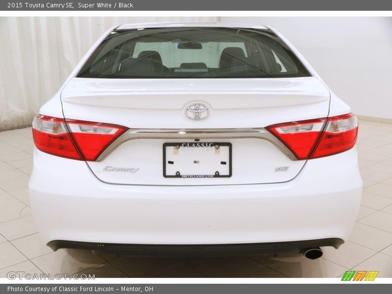 Super White / Black 2015 Toyota Camry SE