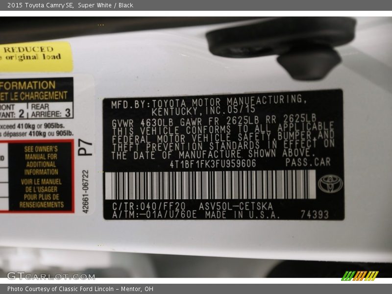 Super White / Black 2015 Toyota Camry SE