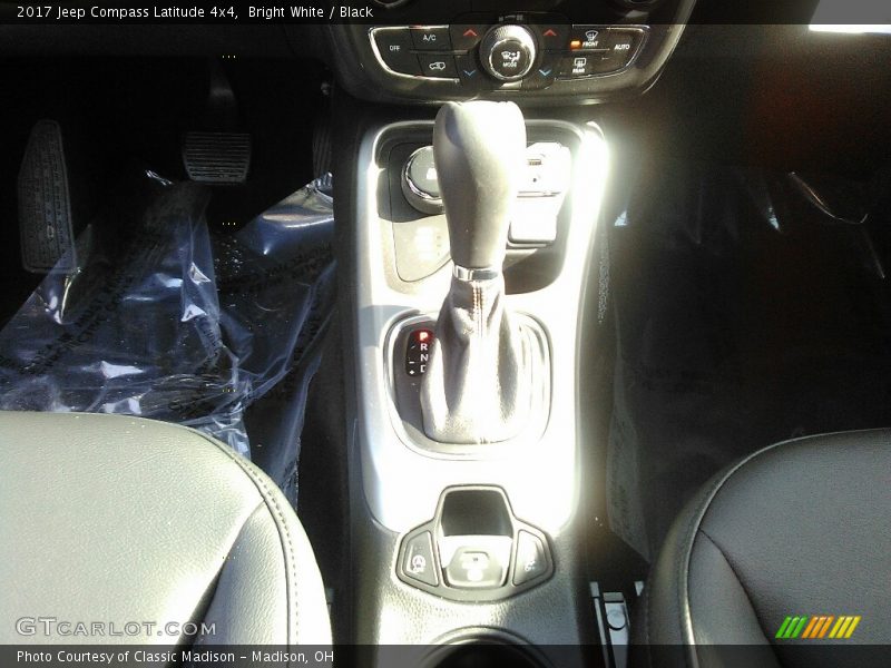 Bright White / Black 2017 Jeep Compass Latitude 4x4
