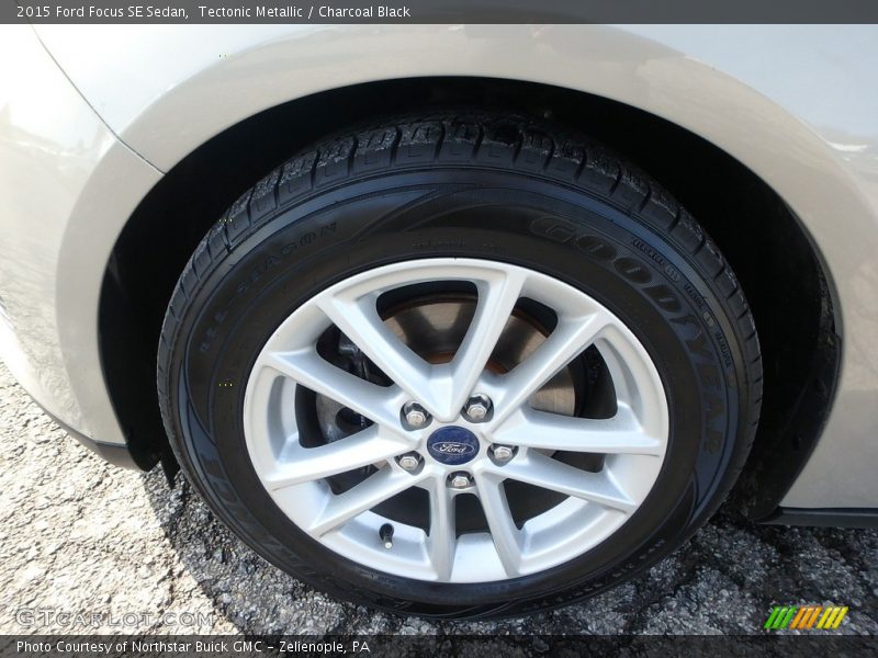 Tectonic Metallic / Charcoal Black 2015 Ford Focus SE Sedan