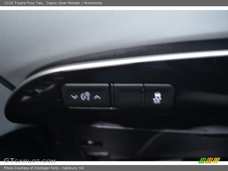 Classic Silver Metallic / Moonstone 2016 Toyota Prius Two