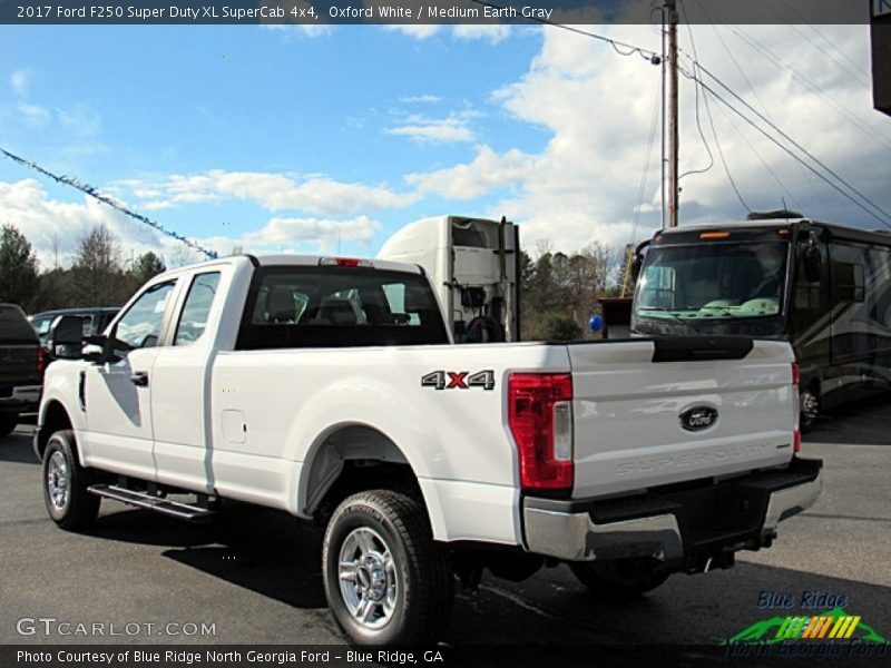 Oxford White / Medium Earth Gray 2017 Ford F250 Super Duty XL SuperCab 4x4