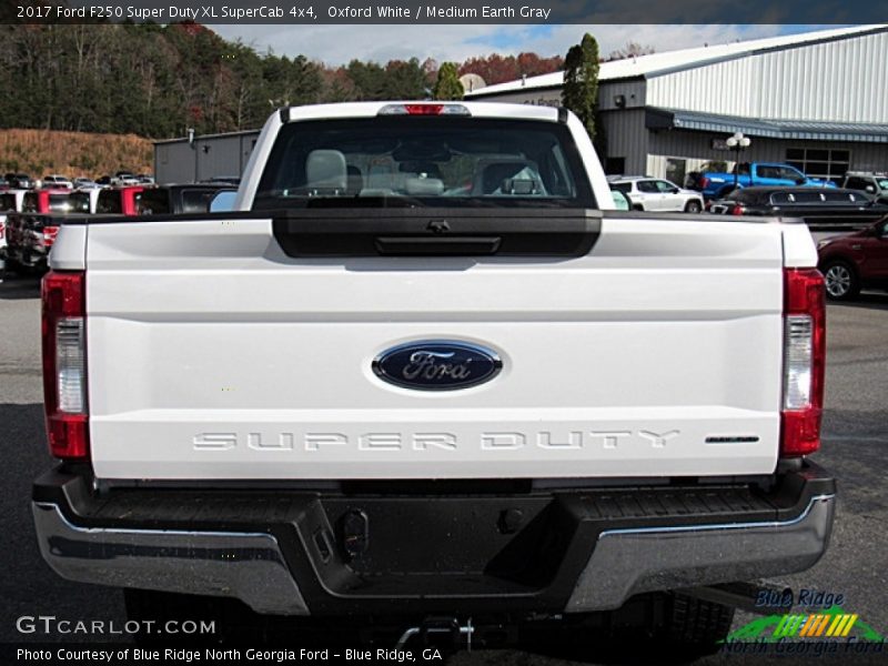 Oxford White / Medium Earth Gray 2017 Ford F250 Super Duty XL SuperCab 4x4