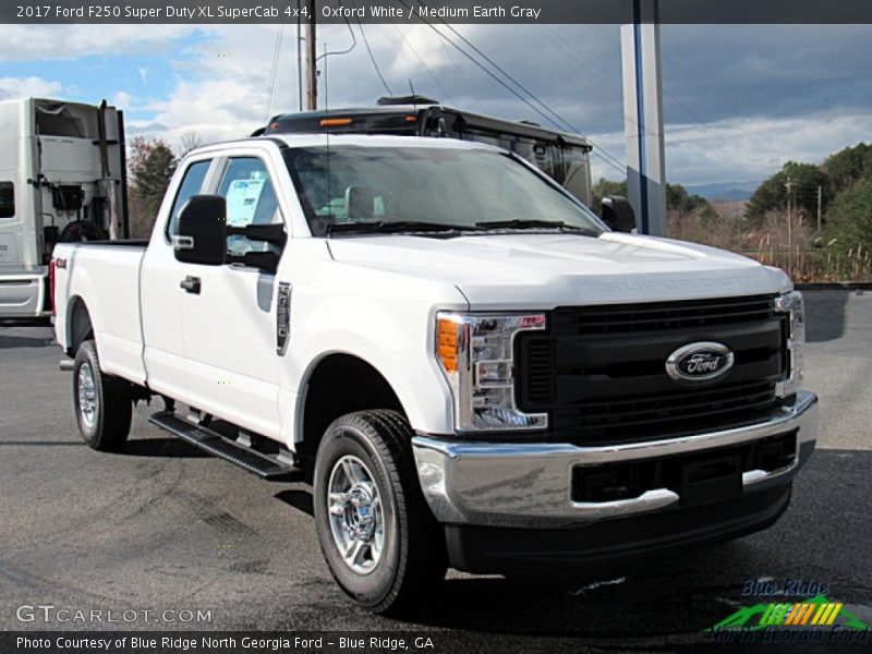 Oxford White / Medium Earth Gray 2017 Ford F250 Super Duty XL SuperCab 4x4