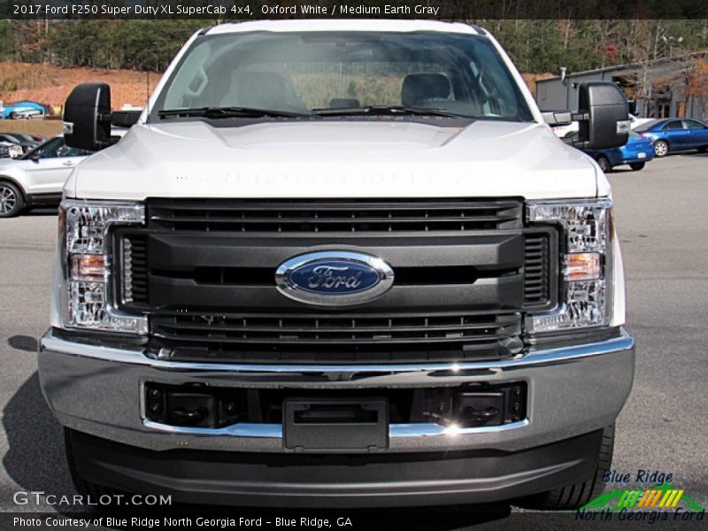 Oxford White / Medium Earth Gray 2017 Ford F250 Super Duty XL SuperCab 4x4