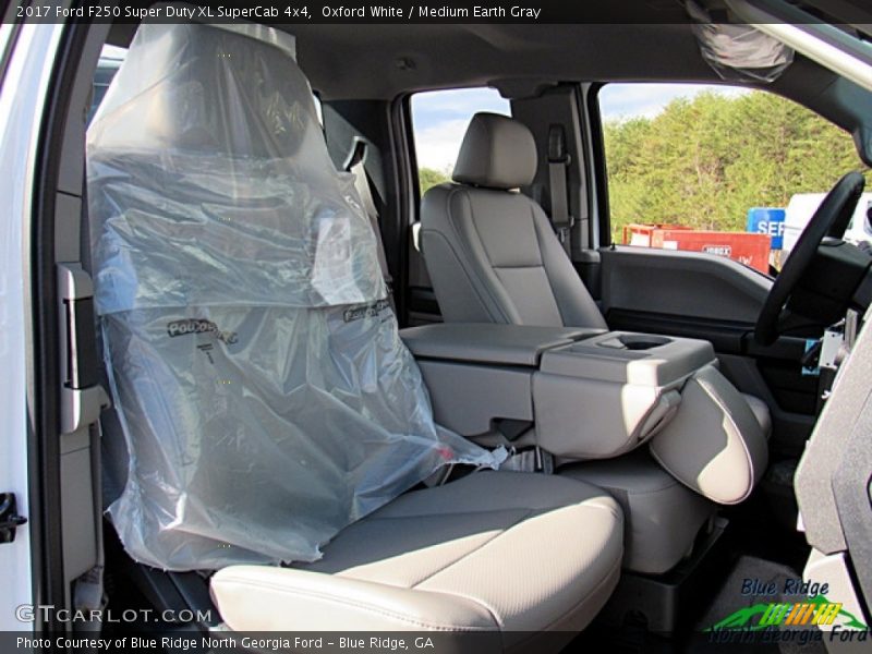 Oxford White / Medium Earth Gray 2017 Ford F250 Super Duty XL SuperCab 4x4