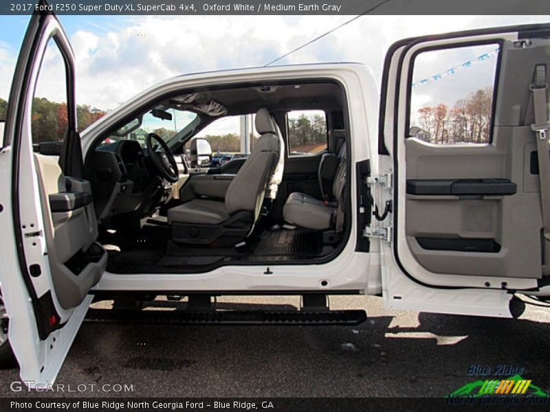Oxford White / Medium Earth Gray 2017 Ford F250 Super Duty XL SuperCab 4x4