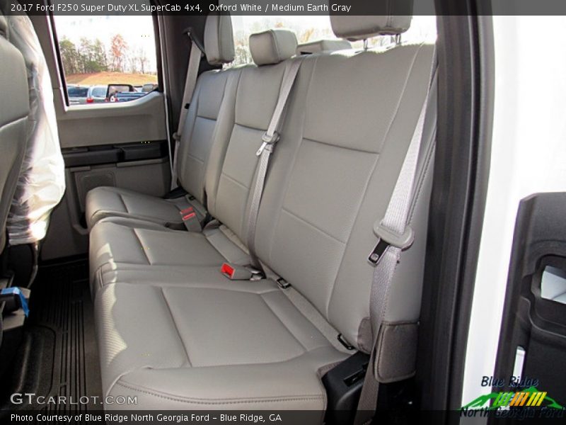 Oxford White / Medium Earth Gray 2017 Ford F250 Super Duty XL SuperCab 4x4
