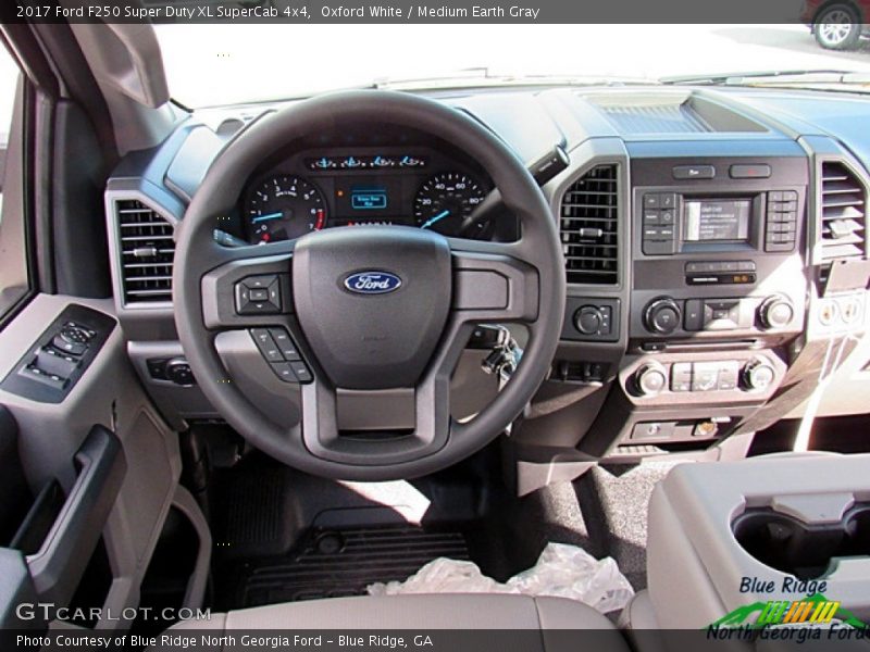 Oxford White / Medium Earth Gray 2017 Ford F250 Super Duty XL SuperCab 4x4