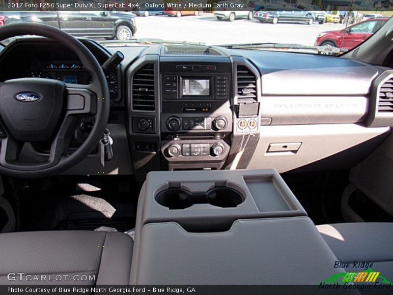 Oxford White / Medium Earth Gray 2017 Ford F250 Super Duty XL SuperCab 4x4