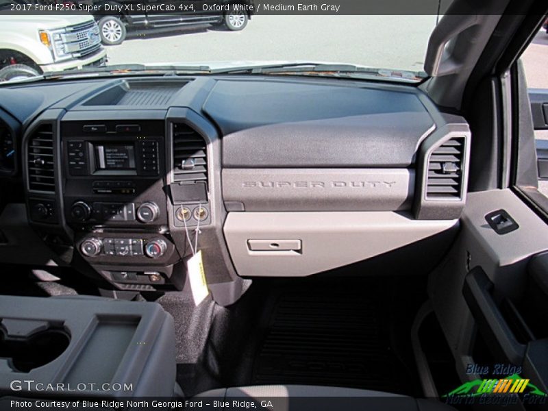 Oxford White / Medium Earth Gray 2017 Ford F250 Super Duty XL SuperCab 4x4