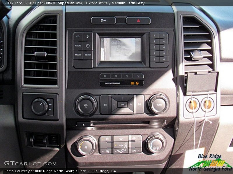 Oxford White / Medium Earth Gray 2017 Ford F250 Super Duty XL SuperCab 4x4