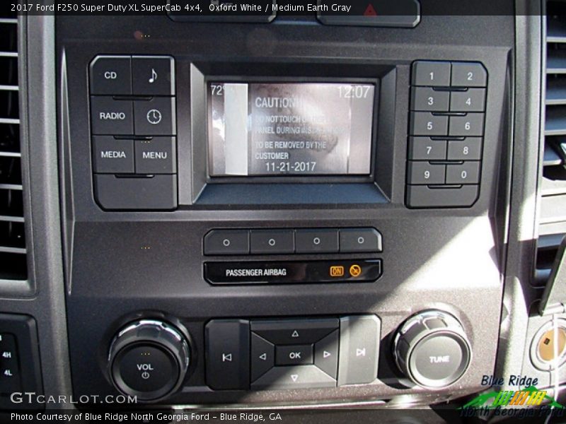 Oxford White / Medium Earth Gray 2017 Ford F250 Super Duty XL SuperCab 4x4