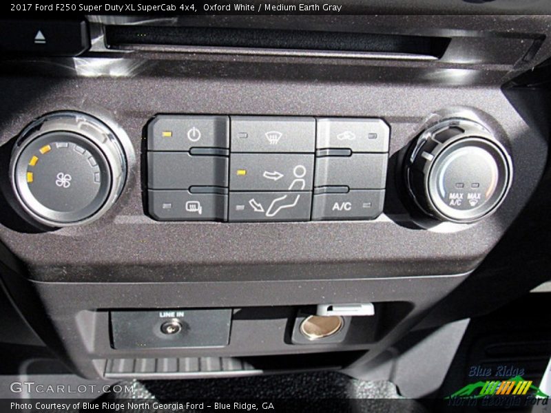 Oxford White / Medium Earth Gray 2017 Ford F250 Super Duty XL SuperCab 4x4