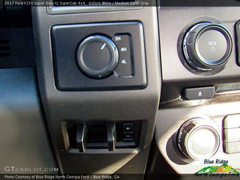 Oxford White / Medium Earth Gray 2017 Ford F250 Super Duty XL SuperCab 4x4