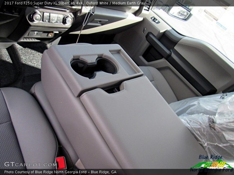 Oxford White / Medium Earth Gray 2017 Ford F250 Super Duty XL SuperCab 4x4