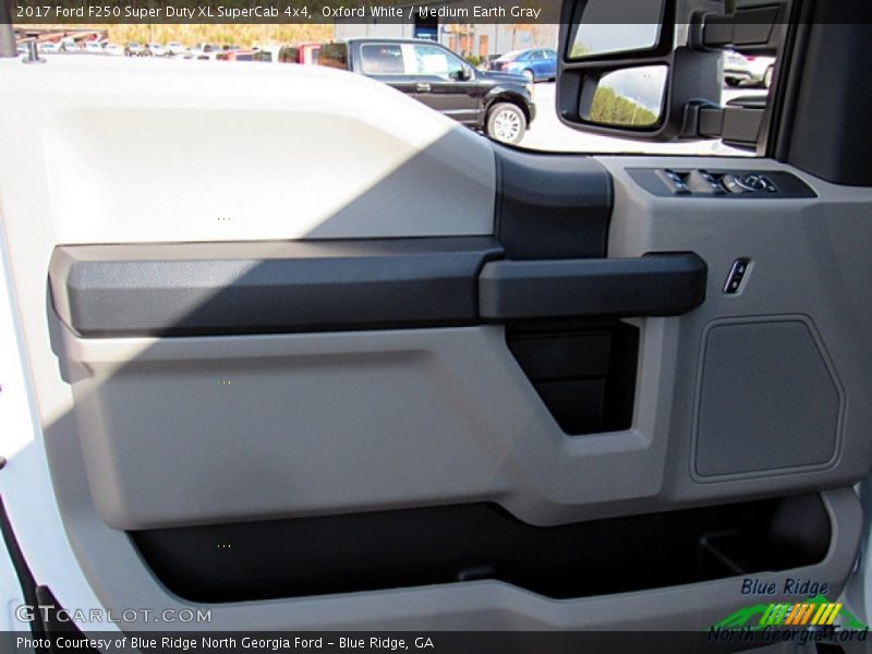 Oxford White / Medium Earth Gray 2017 Ford F250 Super Duty XL SuperCab 4x4