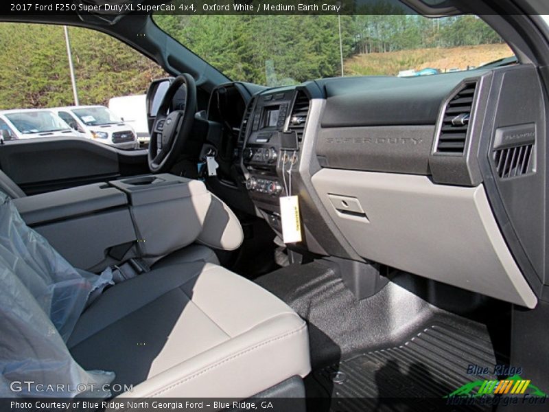 Oxford White / Medium Earth Gray 2017 Ford F250 Super Duty XL SuperCab 4x4