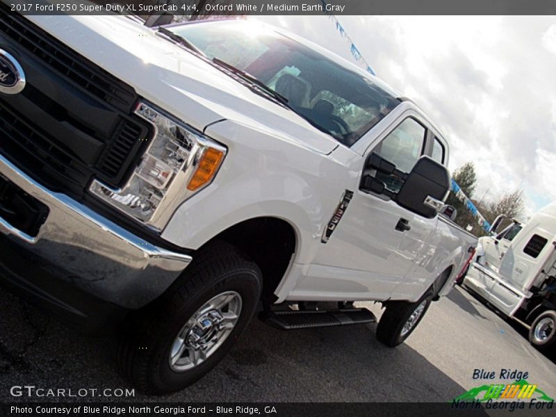 Oxford White / Medium Earth Gray 2017 Ford F250 Super Duty XL SuperCab 4x4