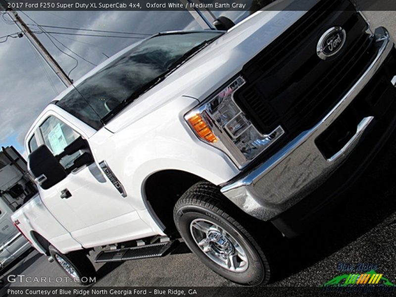 Oxford White / Medium Earth Gray 2017 Ford F250 Super Duty XL SuperCab 4x4