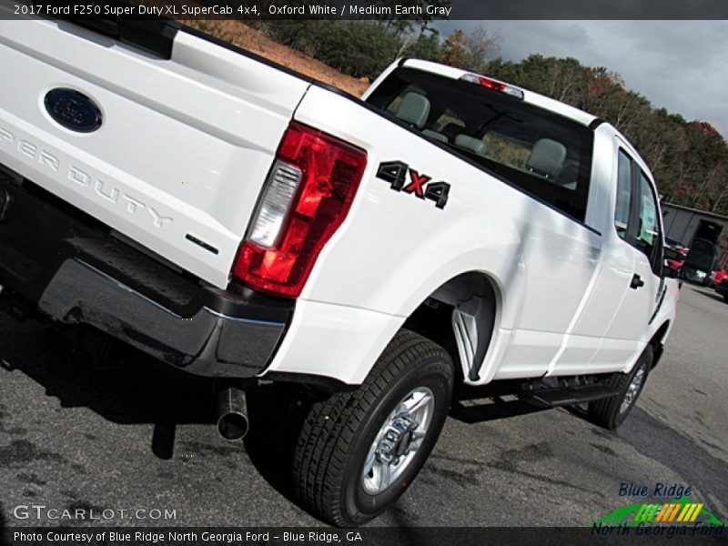 Oxford White / Medium Earth Gray 2017 Ford F250 Super Duty XL SuperCab 4x4