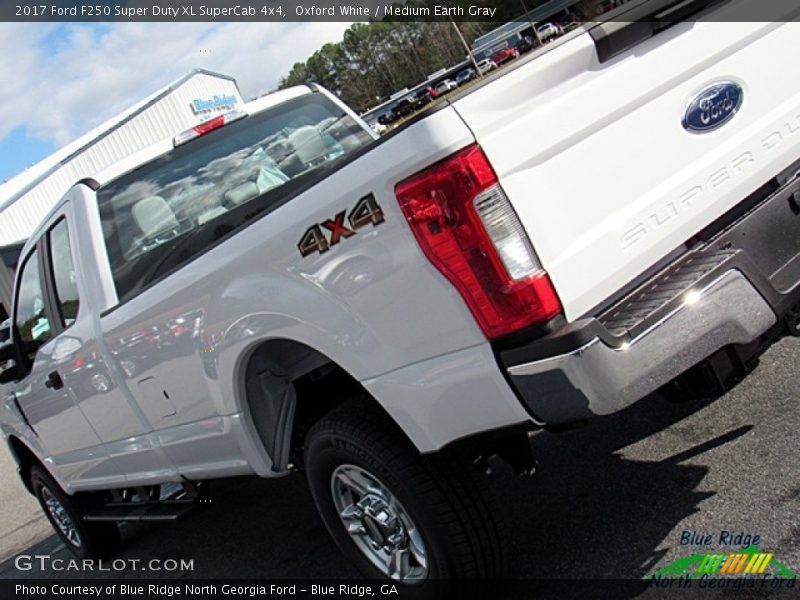 Oxford White / Medium Earth Gray 2017 Ford F250 Super Duty XL SuperCab 4x4