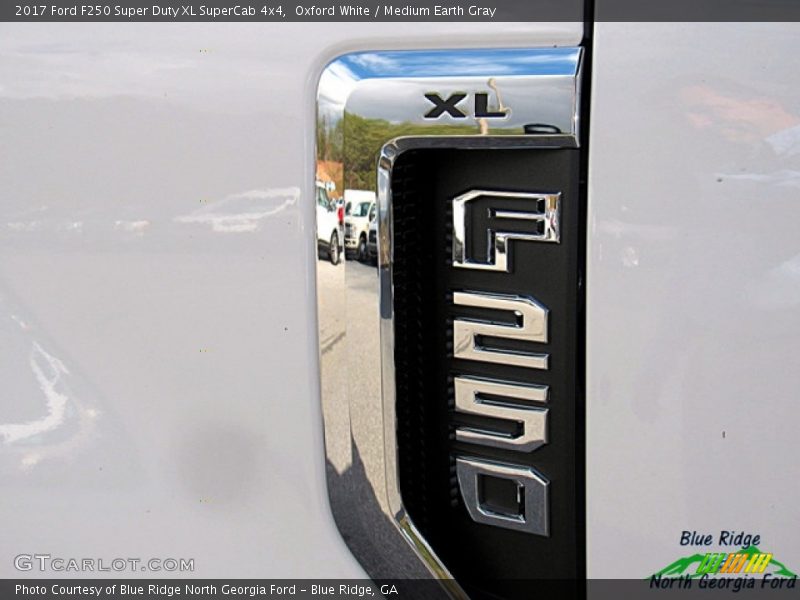 Oxford White / Medium Earth Gray 2017 Ford F250 Super Duty XL SuperCab 4x4