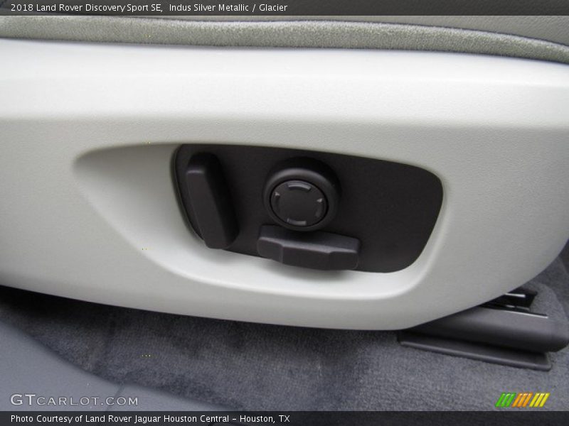 Indus Silver Metallic / Glacier 2018 Land Rover Discovery Sport SE