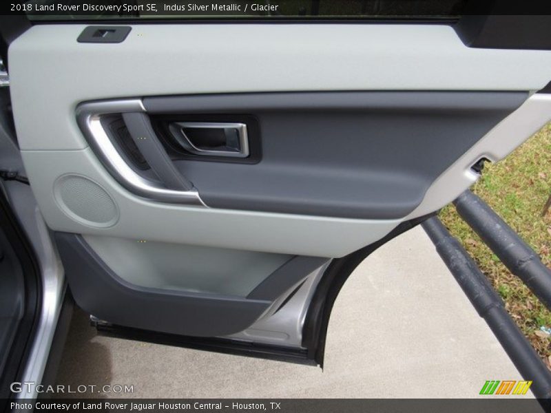 Indus Silver Metallic / Glacier 2018 Land Rover Discovery Sport SE