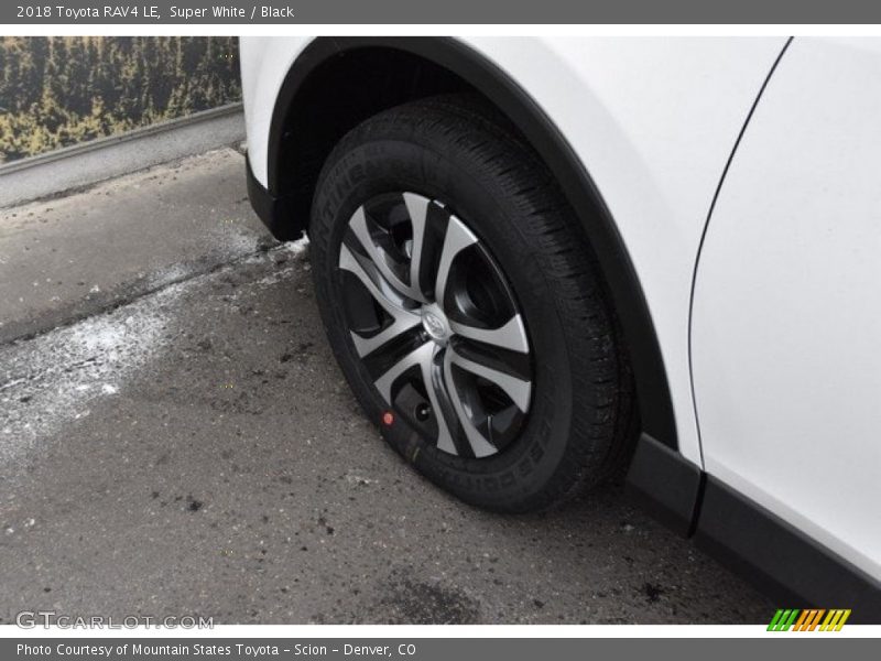 Super White / Black 2018 Toyota RAV4 LE