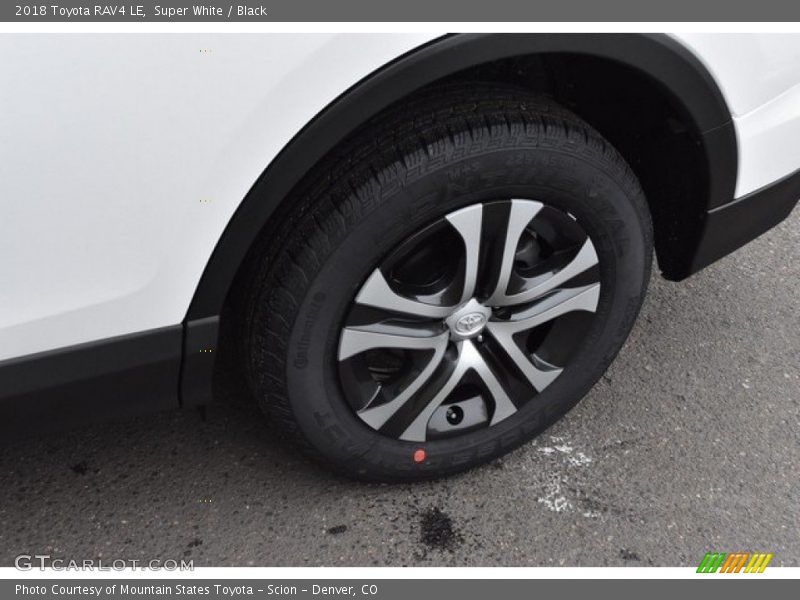 Super White / Black 2018 Toyota RAV4 LE