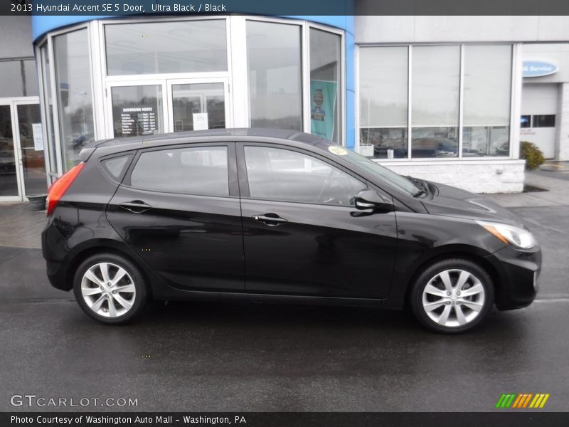 Ultra Black / Black 2013 Hyundai Accent SE 5 Door