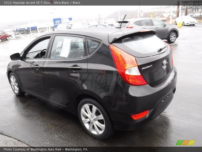 Ultra Black / Black 2013 Hyundai Accent SE 5 Door