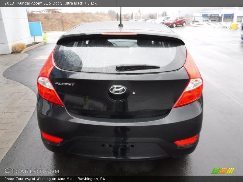 Ultra Black / Black 2013 Hyundai Accent SE 5 Door