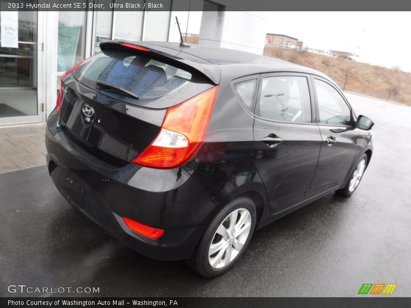 Ultra Black / Black 2013 Hyundai Accent SE 5 Door