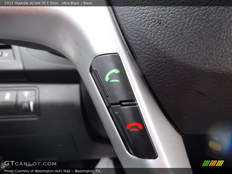 Ultra Black / Black 2013 Hyundai Accent SE 5 Door