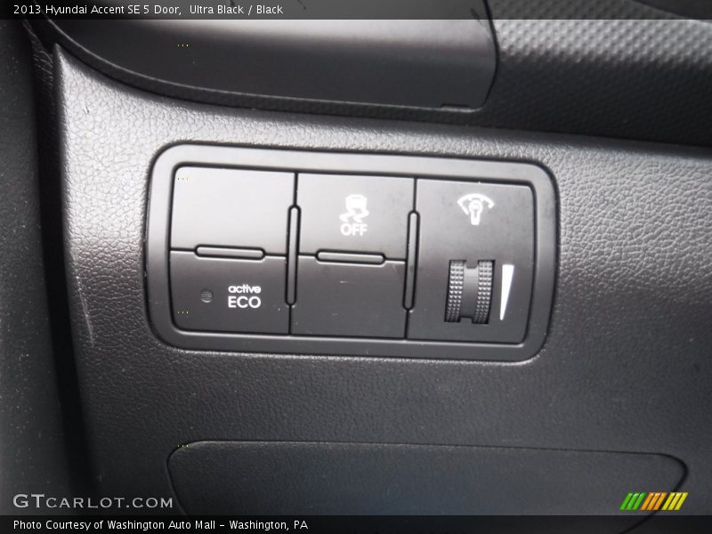 Ultra Black / Black 2013 Hyundai Accent SE 5 Door