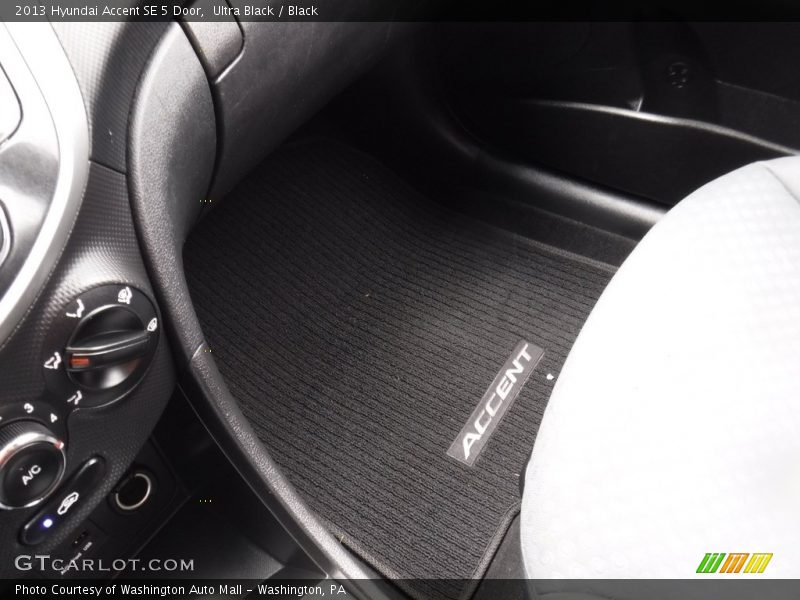 Ultra Black / Black 2013 Hyundai Accent SE 5 Door