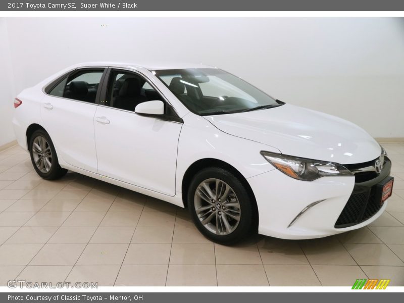 Super White / Black 2017 Toyota Camry SE