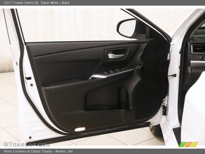 Super White / Black 2017 Toyota Camry SE